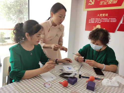 南園街道啟動(dòng)“非遺在社區(qū)”內(nèi)畫藝術(shù)培訓(xùn)班，傳承人萬(wàn)歡親授技藝